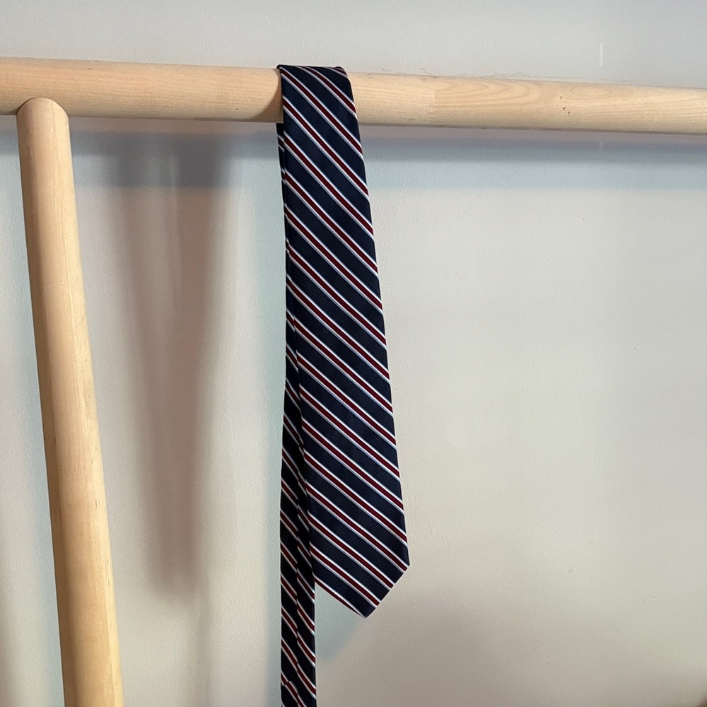 Brooks Brothers Silk Navy 3.25in. Tie with Red and White Stripes